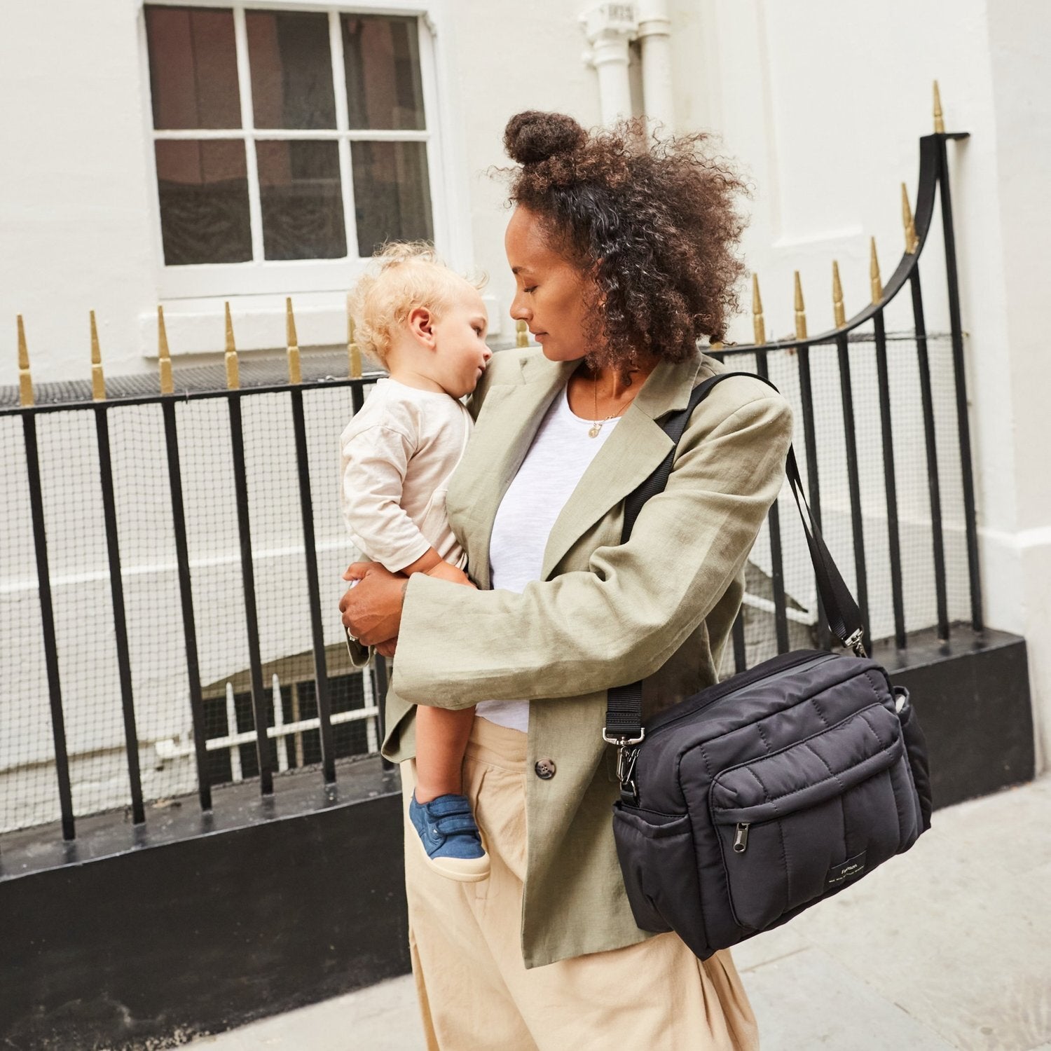 FINNSON FREYA OVERSIZED STROLLER ORGANISER BLACK MODEL WEARING ON THE WAY TO NURSERY DROP OFF