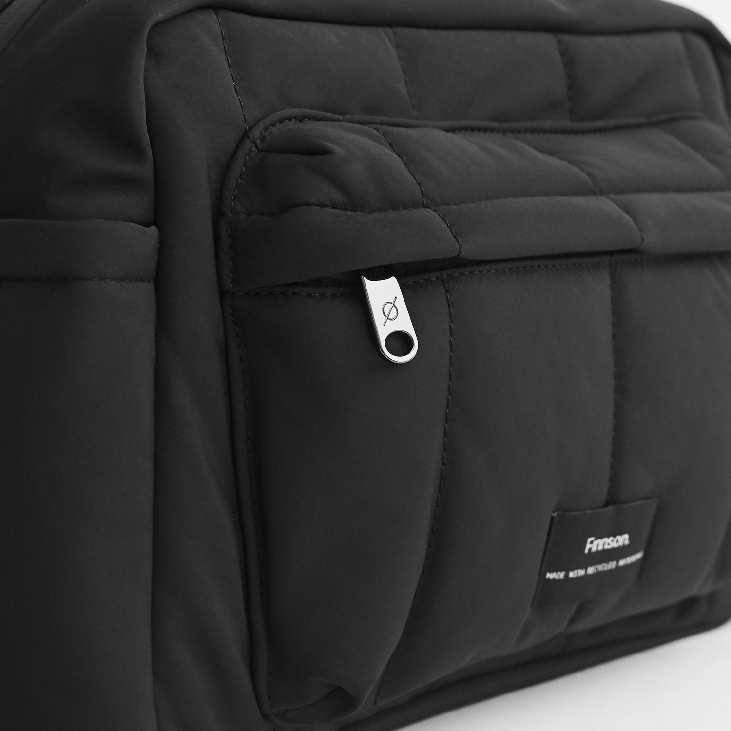 FINNSON FREYA OVERSIZED STROLLER ORGANISER BLACK CLOSE UP BRANDING SHOT