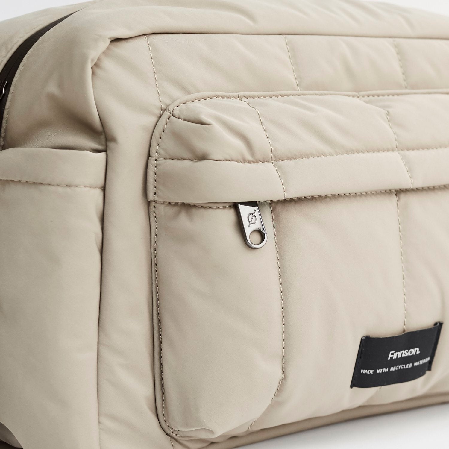FINNSON FREYA OVERSIZED STROLLER ORGANISER TAUPE CLOSE UP BRANDING SHOT