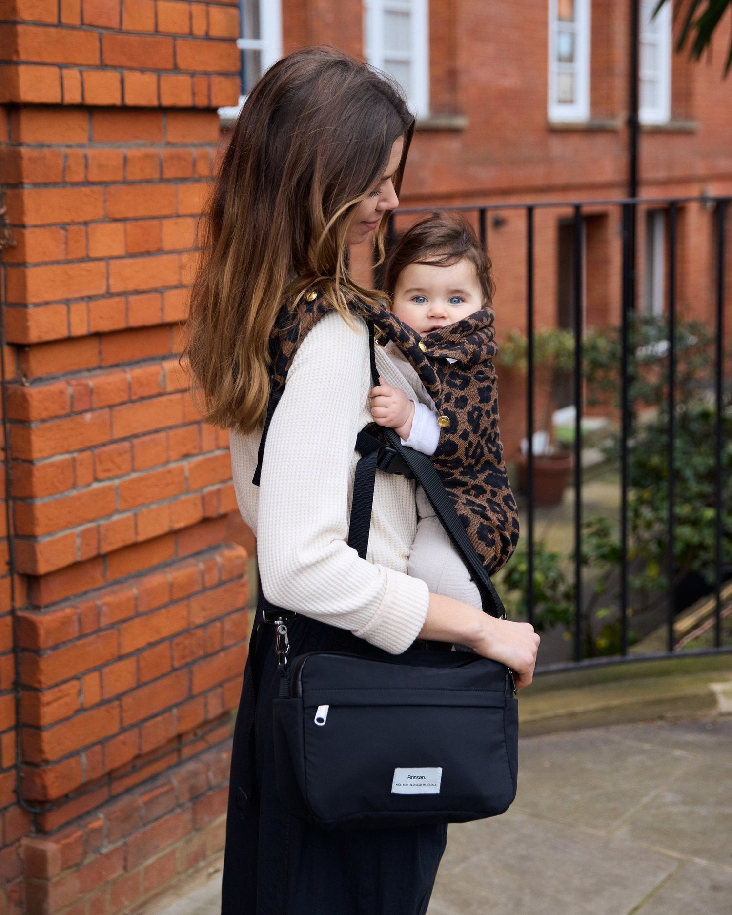 FINNSON FRIDA STROLLER ORGANISER BLACK MODEL WEARING BAG AND BABY