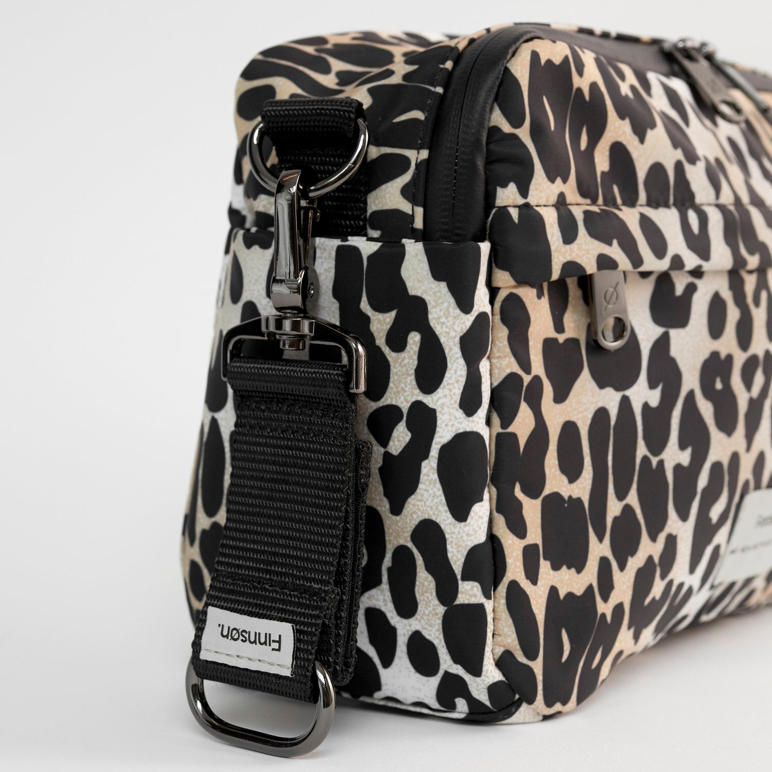 FINNSON FRIDA STROLLER ORGANISER LEOPARD WITH STROLLER CLIP SIDE PROFILE
