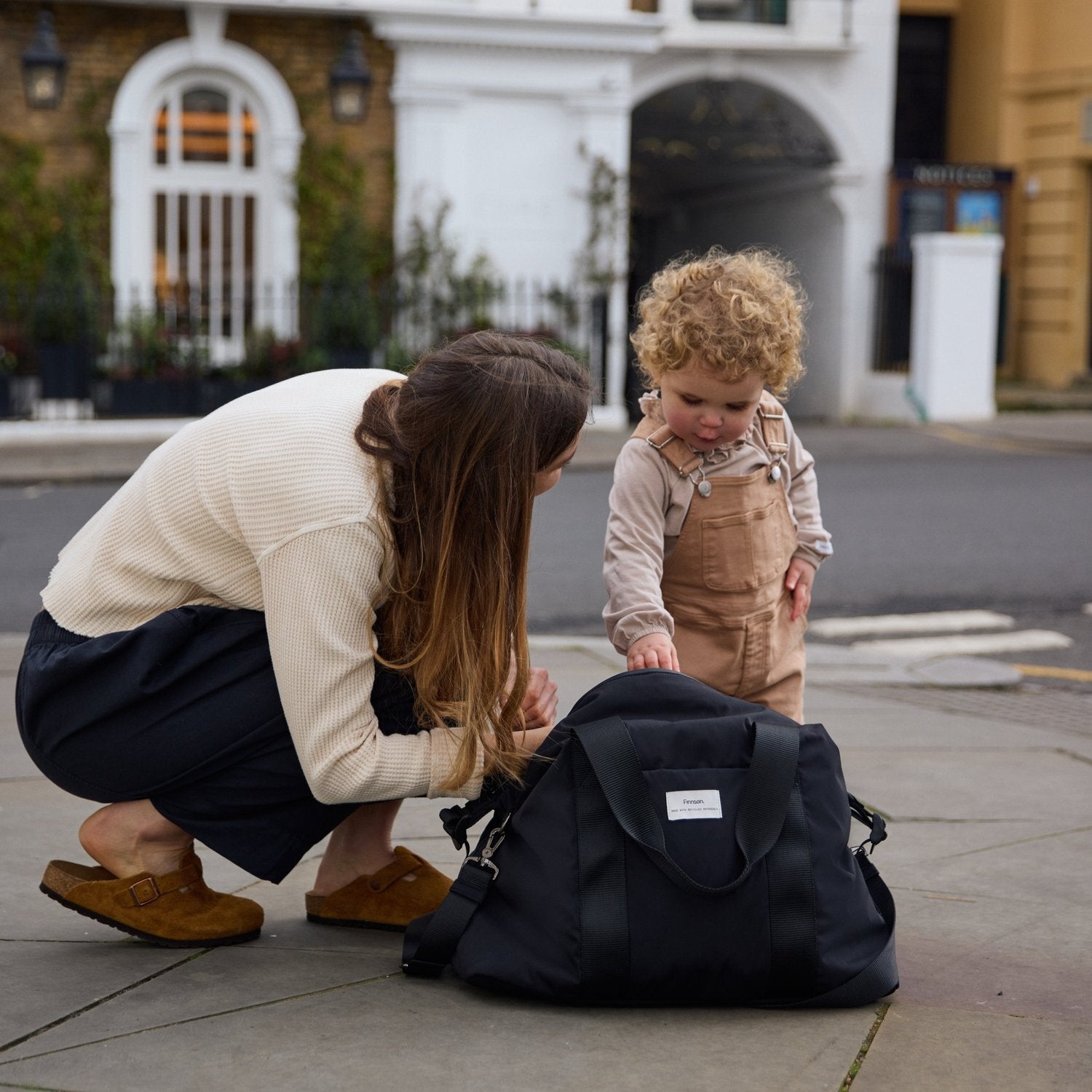 FINNSON IDA HOLDALL BLACK MOTHER AND CHILD LOOKING IN BAG