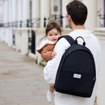FINNSON INGE BLACK BACKPACK ON THE SHOULDER