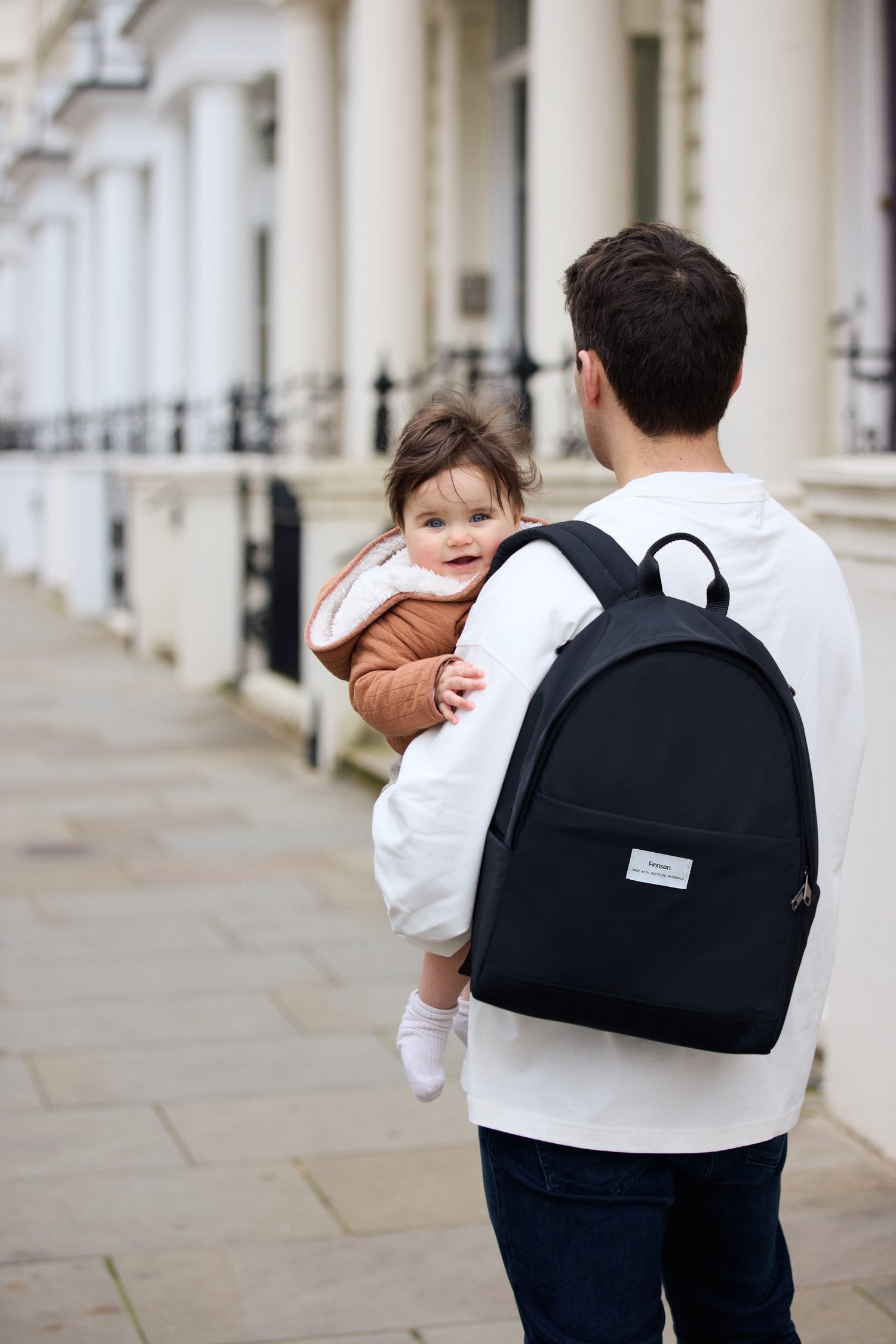 FINNSON INGE BLACK BACKPACK ON THE SHOULDER