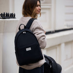 FINNSON INGE BLACK BACKPACK ON THE SHOULDER