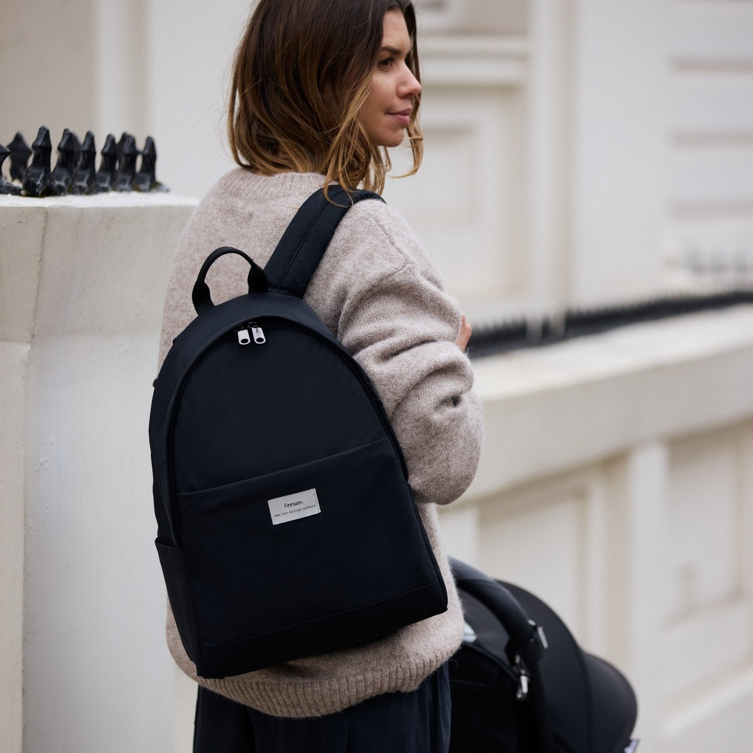 FINNSON INGE BLACK BACKPACK ON THE SHOULDER