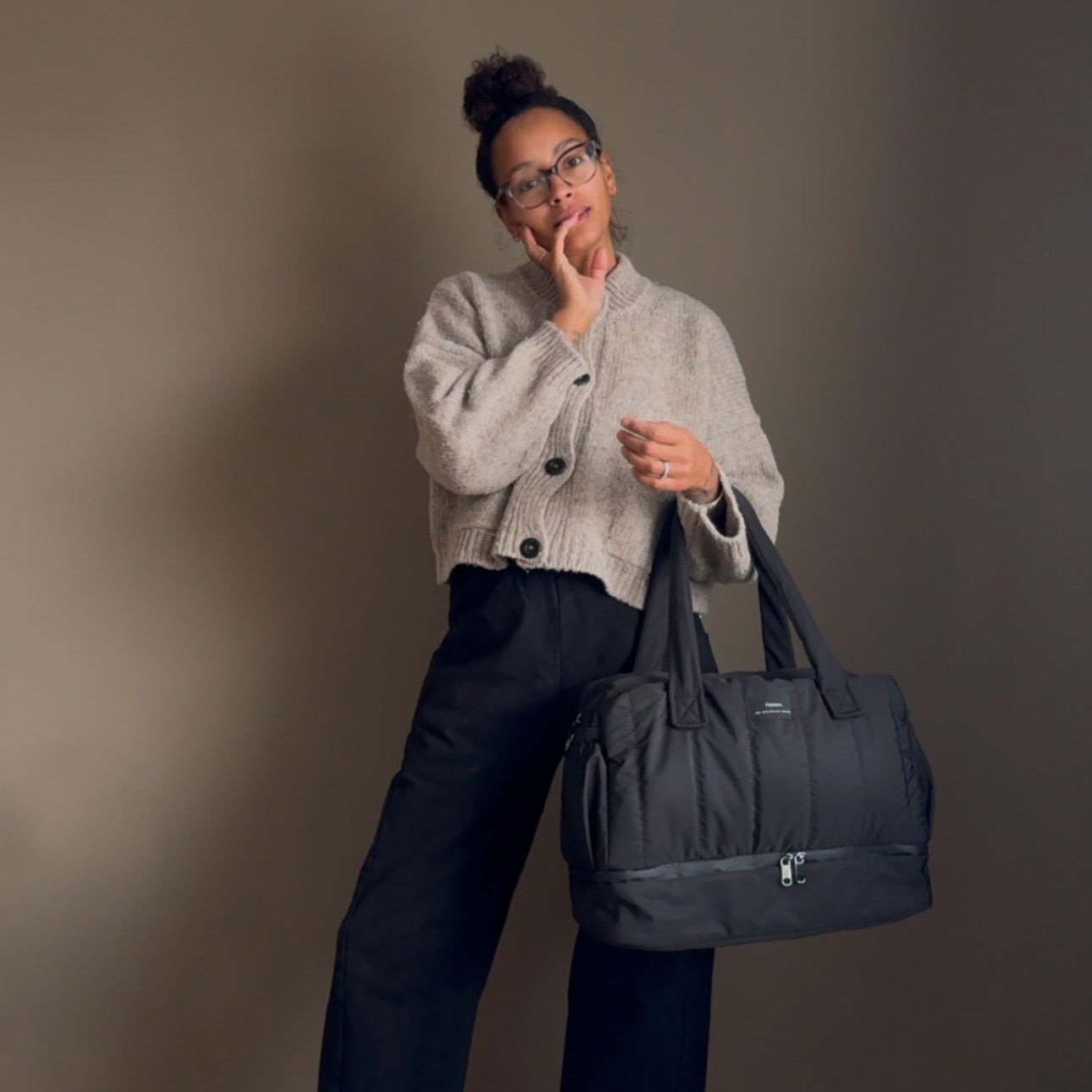 FINNSON INNES HOLDALL BLACK HELD ON ARM